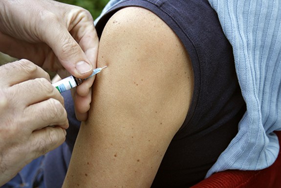 En lege gir en pasient vaksine. Foto: Mostphotos.