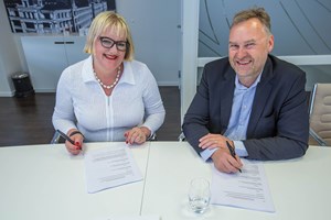 Rose-Marie Christiansen (direktør i Helseklage) og Nils Arne Gundersen (investeringsdirektør i Nordea Liv) signerer kontrakt. Foto: Ådne Sinnes