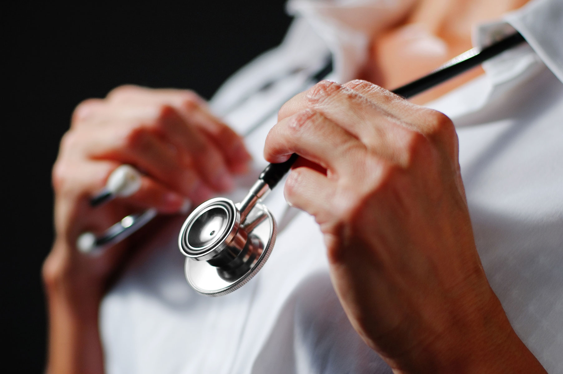 En lege holder i endene på et stetoskop som henger rundt halsen. Illustrasjonsfoto: Mostphotos