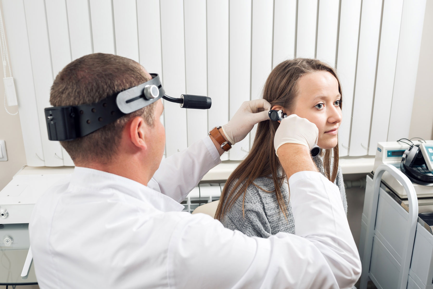 En øre-nese-hals-spesialist ser inni øret til en pasient. Illustrasjonsfoto: Mostphotos