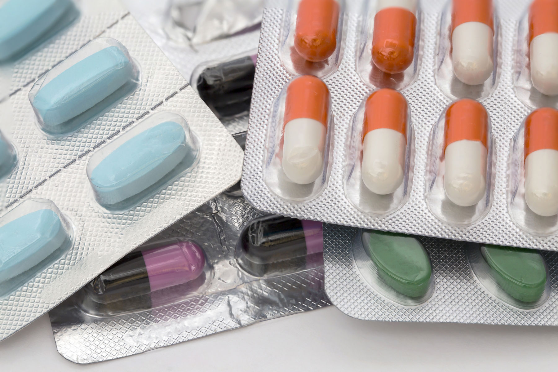 Fire forskjellige typer medisiner, kapsler og tabletter. Illustrasjonsfoto: Mostphotos