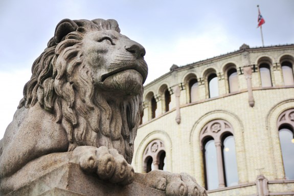Løve utenfor Stortinget.