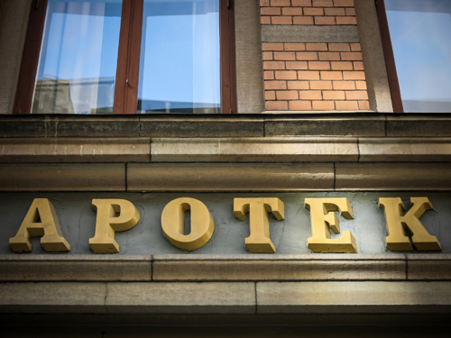Apotekskilt på en bygning. Foto: Mostphotos.